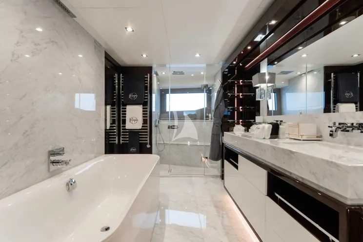 Charter Yacht CAPTAIN MORGAN III - Sunseeker 131 - 5 Cabins - Nassau - Exumas - Bahamas