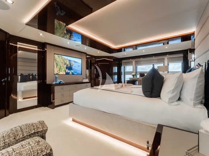 CAPTAIN MORGAN III Sunseeker 131 - master cabin bed and TV CAPTAIN MORGAN III Sunseeker 131 - master cabin bed and TV