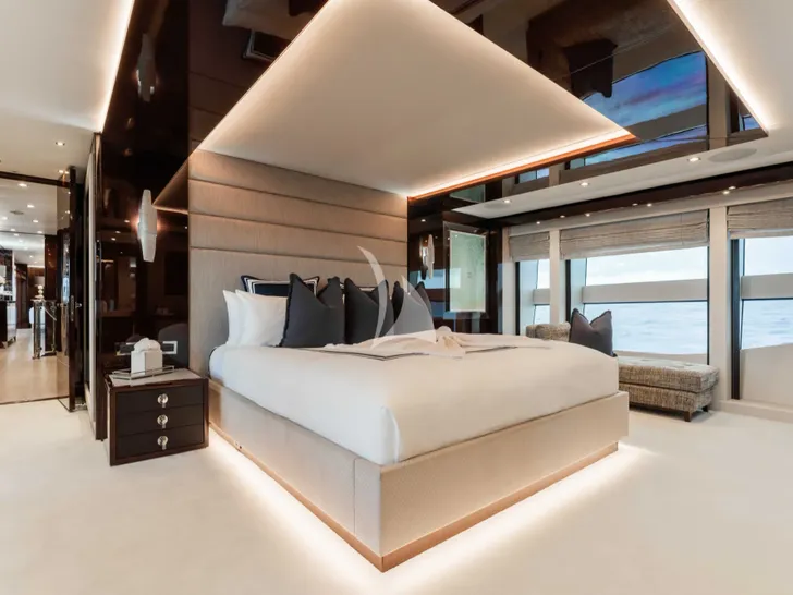 CAPTAIN MORGAN III Sunseeker 131 - master cabin CAPTAIN MORGAN III Sunseeker 131 - master cabin