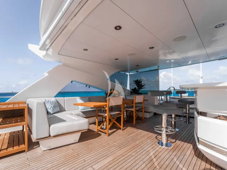 CAPTAIN MORGAN III Sunseeker 131 - sundeck dining area and bar CAPTAIN MORGAN III Sunseeker 131 - sundeck dining area and bar