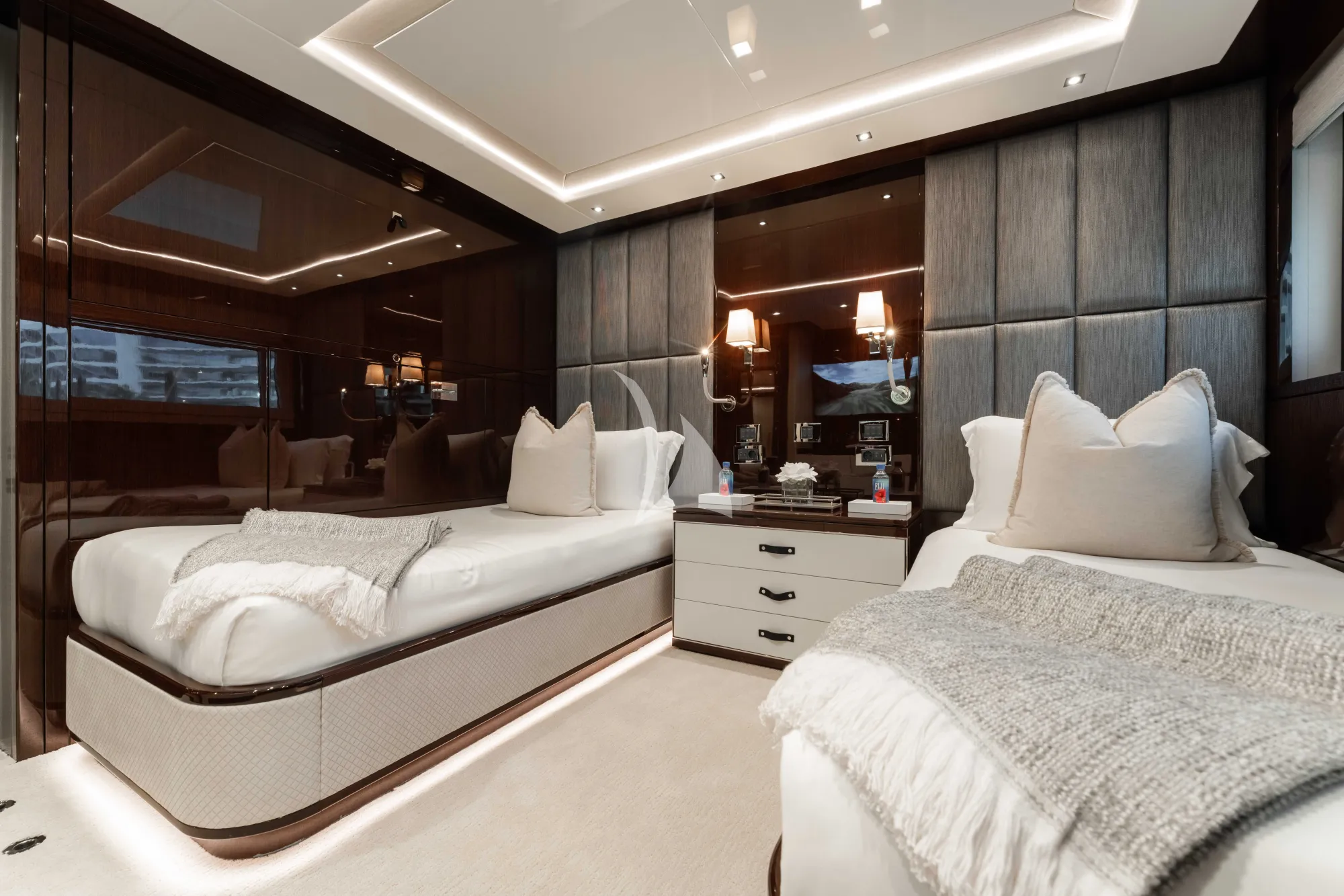 Charter Yacht CAPTAIN MORGAN III - Sunseeker 131 - 5 Cabins - Nassau - Exumas - Bahamas