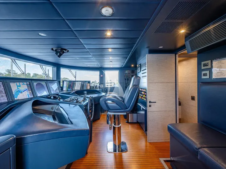 COFINA Benetti Classic Supreme 132 - cockpit COFINA Benetti Classic Supreme 132 - cockpit