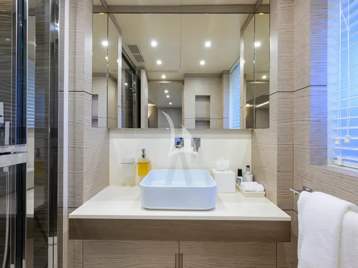 COFINA Benetti Classic Supreme 132 - twin cabin 2 bathroom COFINA Benetti Classic Supreme 132 - twin cabin 2 bathroom