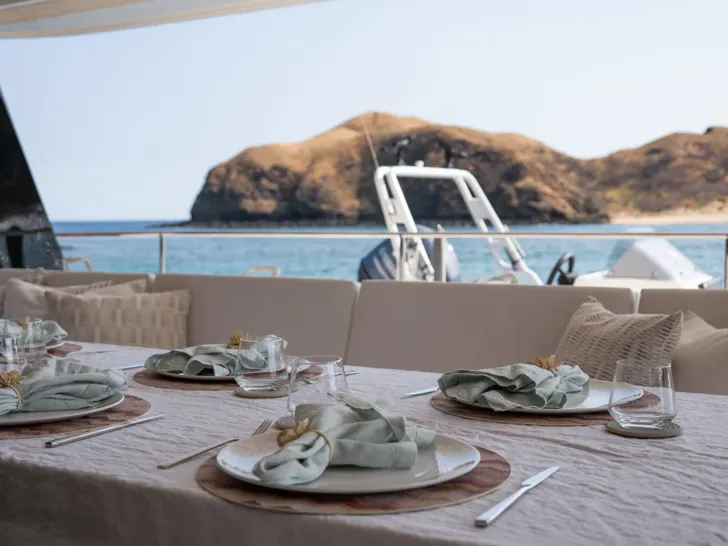 COLIBRI Sunreef 80 Power - alfresco dining COLIBRI Sunreef 80 Power - alfresco dining