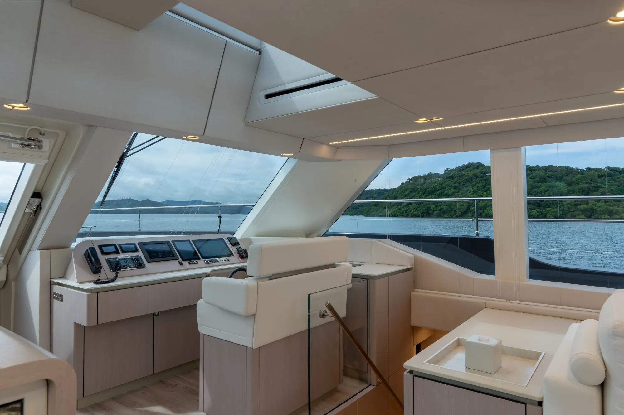 COLIBRI Sunreef 80 Power - cockpit