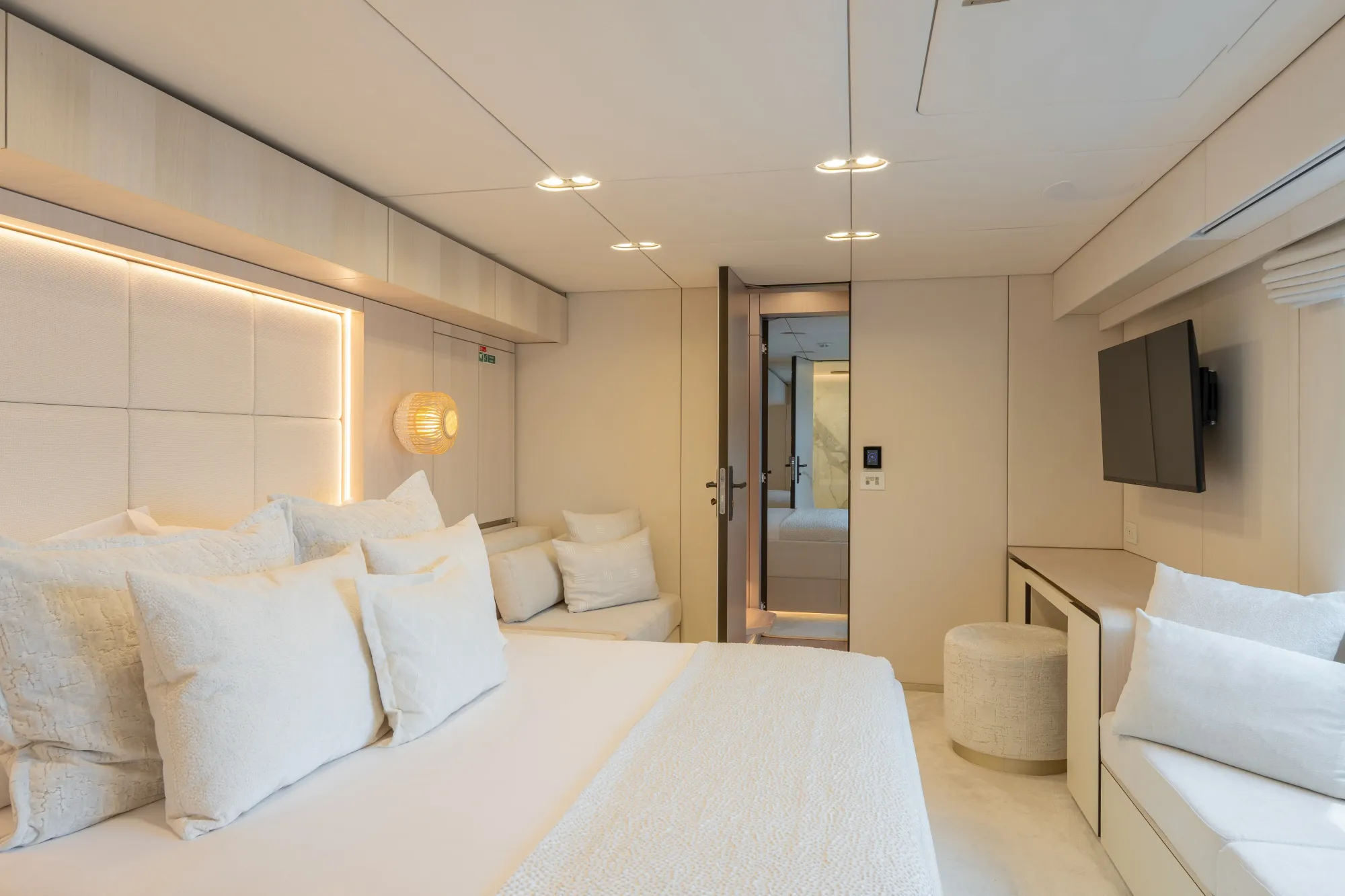 COLIBRI Sunreef 80 Power - master cabin bed and lounge