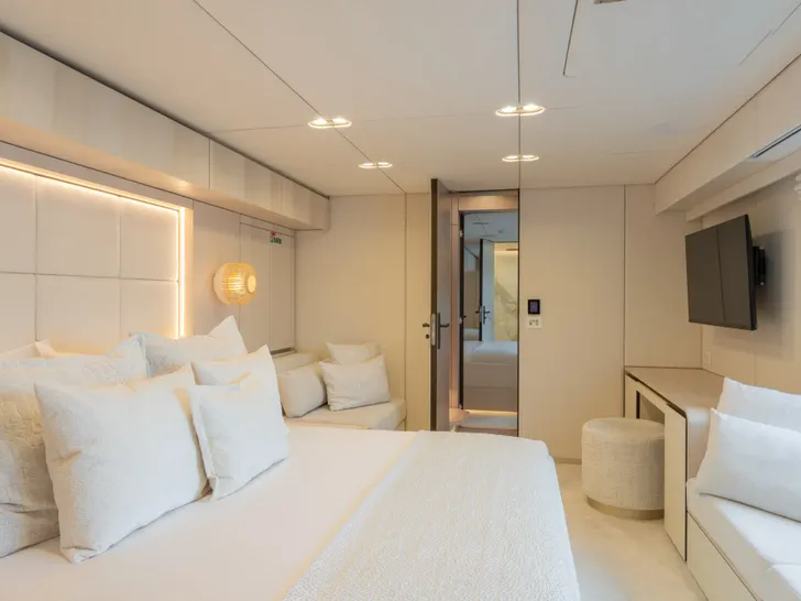 COLIBRI Sunreef 80 Power - master cabin bed and lounge COLIBRI Sunreef 80 Power - master cabin bed and lounge