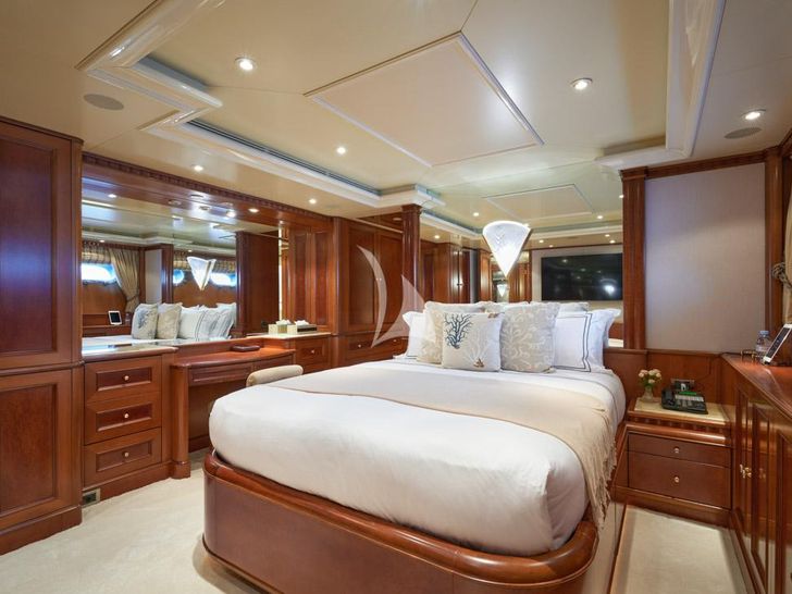 COME PRIMA Benetti Golden Gate 50 VIP double cabin 1