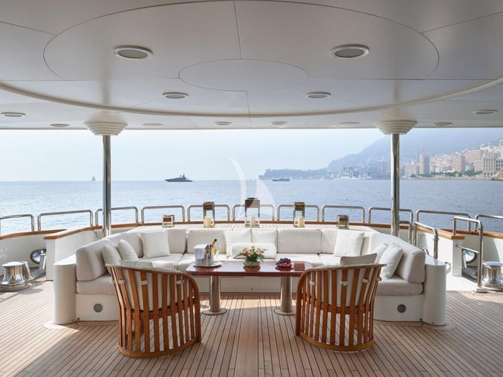 COME PRIMA Benetti Golden Gate 50 aft deck alfresco dining area