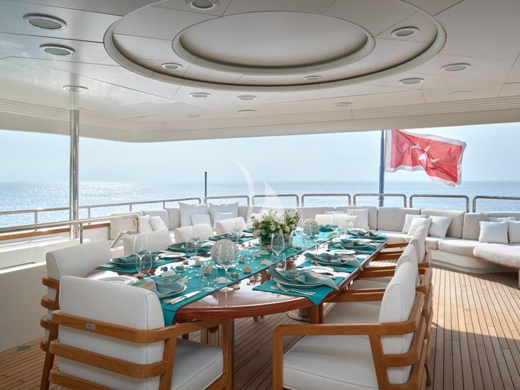COME PRIMA Benetti Golden Gate 50 - alfresco dining set up COME PRIMA Benetti Golden Gate 50 - alfresco dining set up