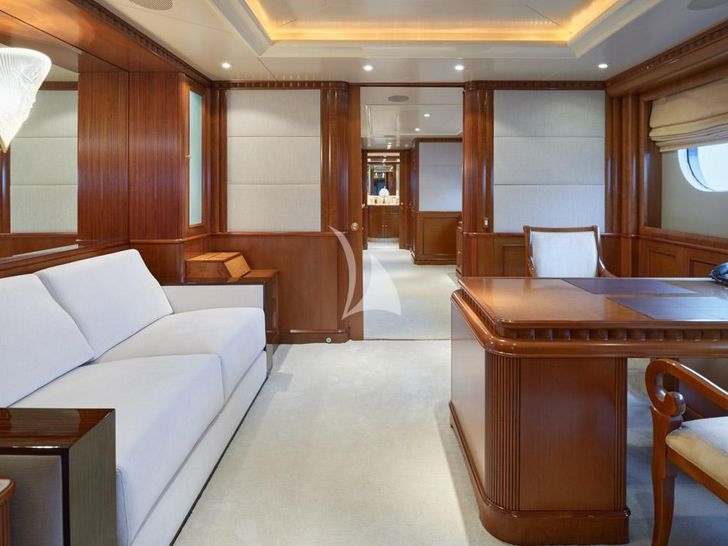 COME PRIMA Benetti Golden Gate 50 master cabin seating area