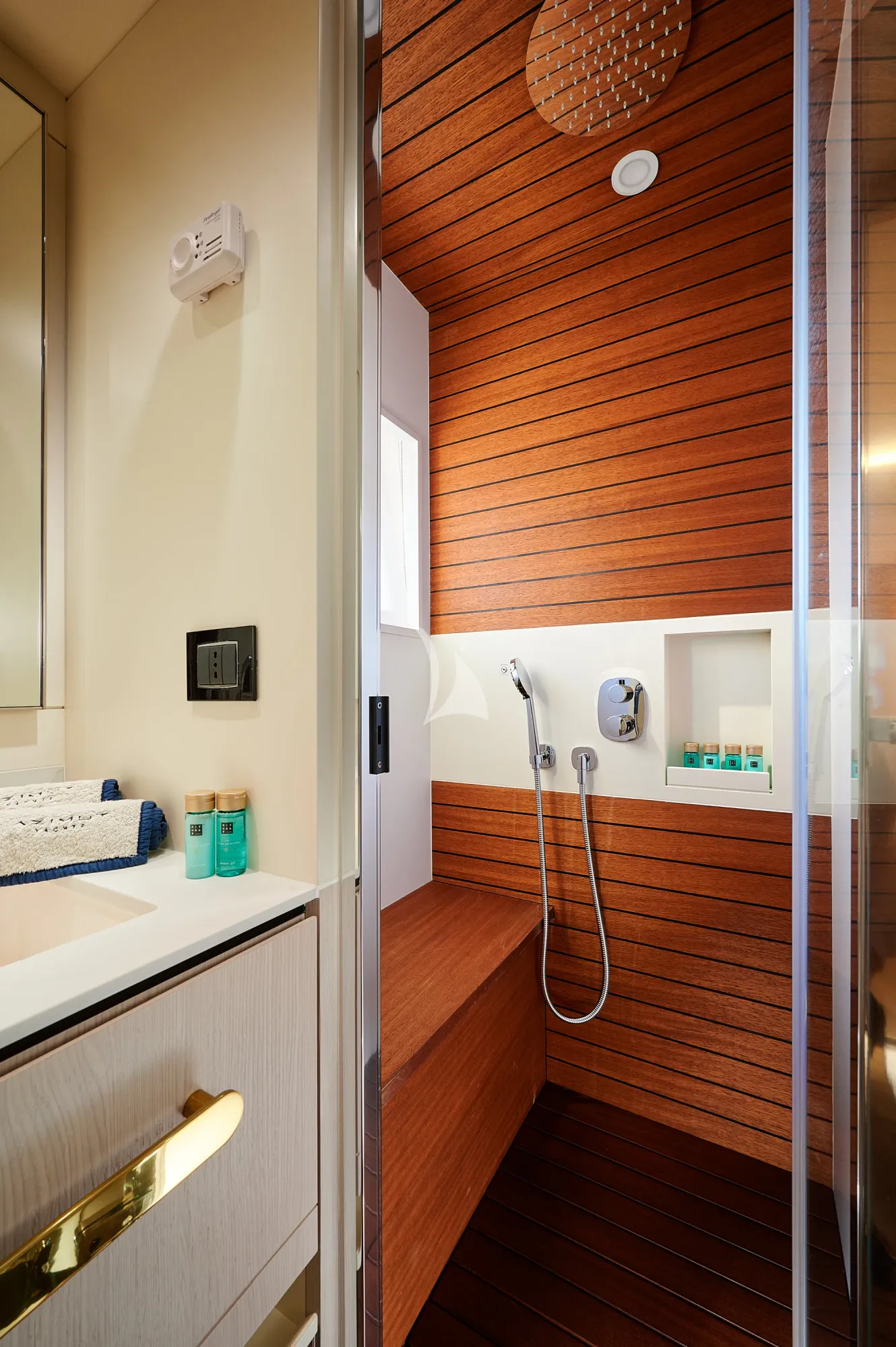 CONCORD'S 6 Azimut 78 - VIP cabin bathroom