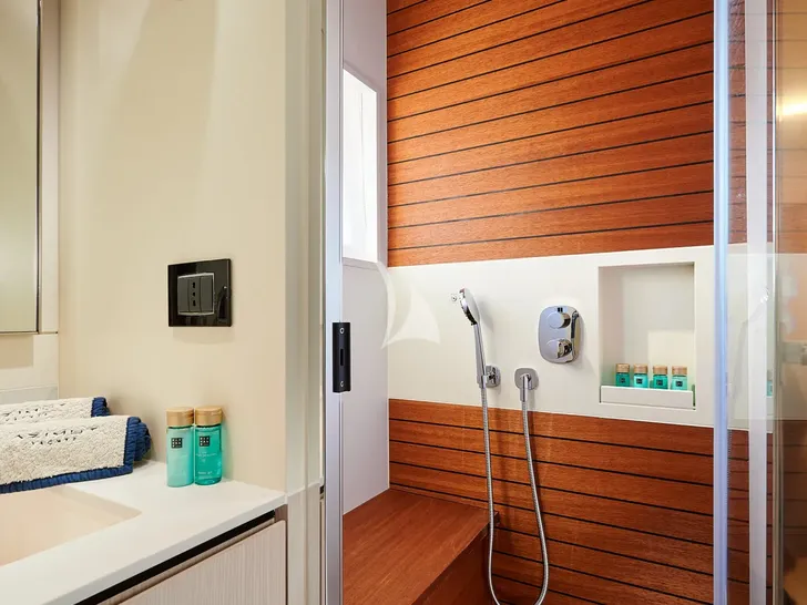 CONCORD'S 6 Azimut 78 - VIP cabin bathroom CONCORD'S 6 Azimut 78 - VIP cabin bathroom