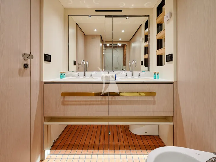 CONCORD'S 6 Azimut 78 - master cabin bathroom CONCORD'S 6 Azimut 78 - master cabin bathroom