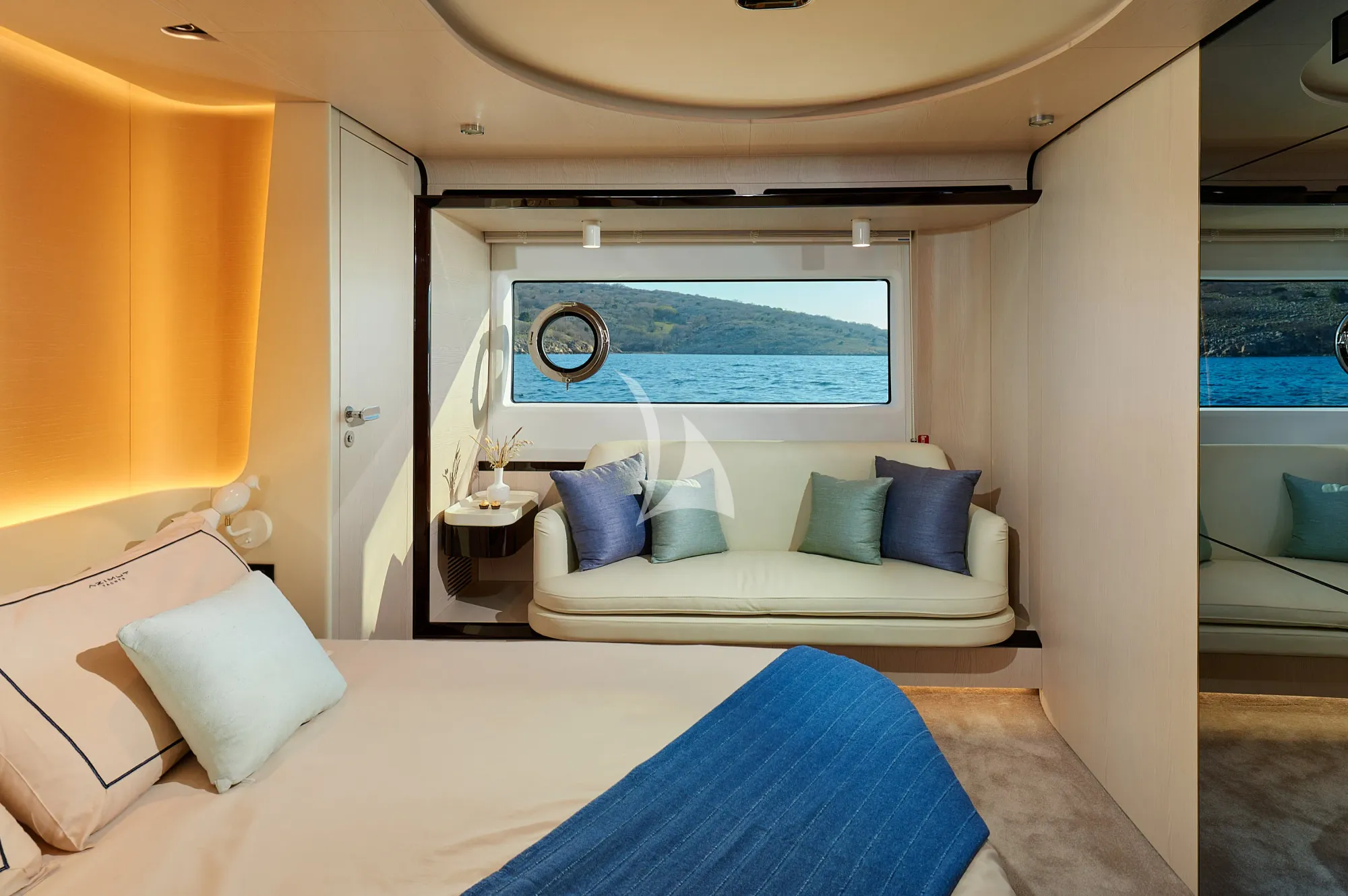 CONCORD'S 6 Azimut 78 - master cabin couch