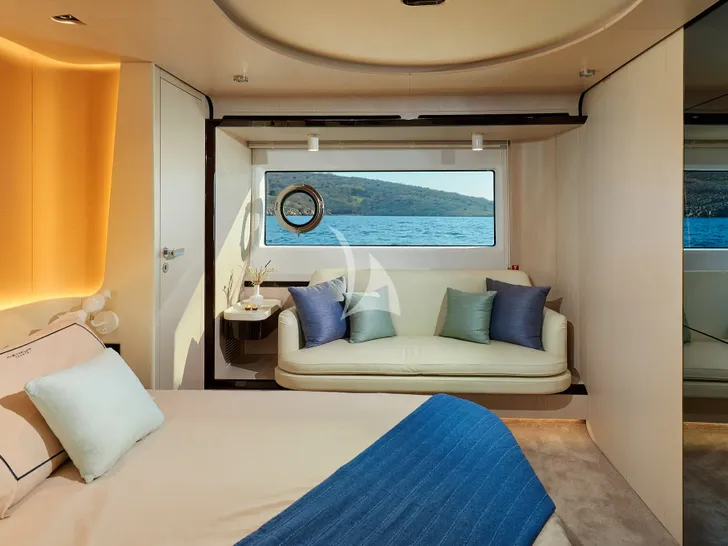 CONCORD'S 6 Azimut 78 - master cabin couch CONCORD'S 6 Azimut 78 - master cabin couch