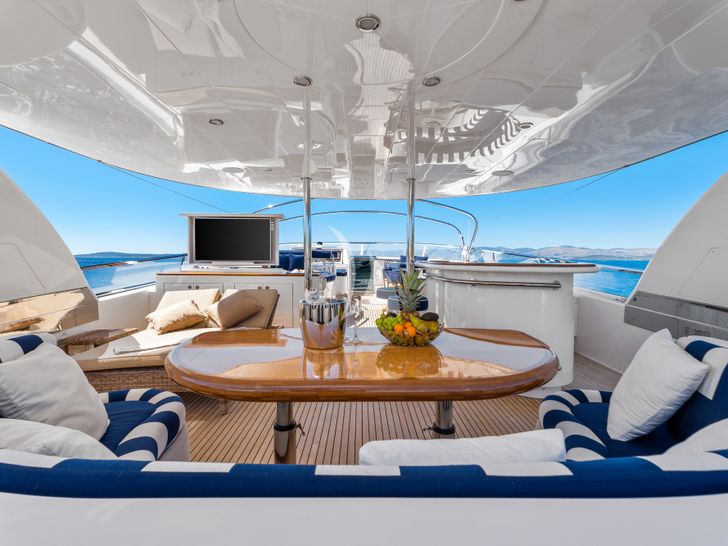 CONTE STEFANI Horizon 35m - flybridge seating and minibar CONTE STEFANI Horizon 35m - flybridge seating and minibar