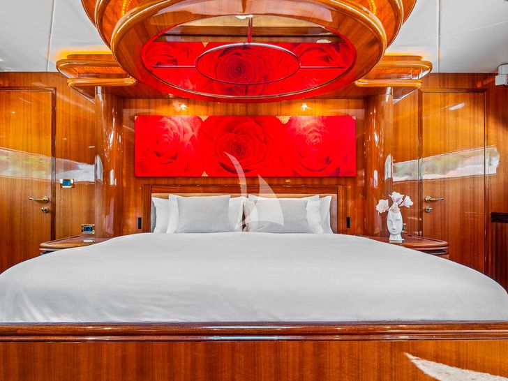 CONTE STEFANI Horizon 35m - master cabin bed CONTE STEFANI Horizon 35m - master cabin bed