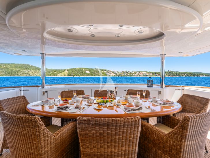 CONTE STEFANI Horizon 35m - aft deck alfresco dining area CONTE STEFANI Horizon 35m - aft deck alfresco dining area