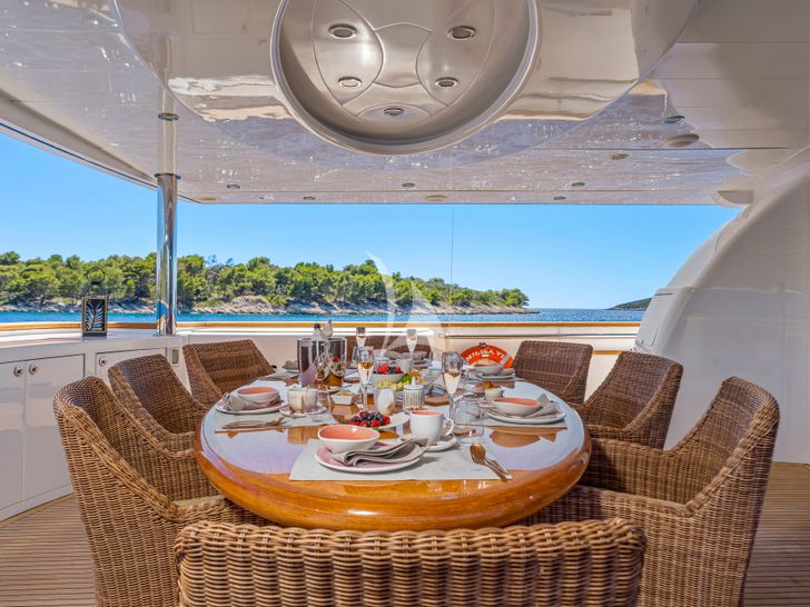 CONTE STEFANI Horizon 35m - aft alfresco dining set up CONTE STEFANI Horizon 35m - aft alfresco dining set up