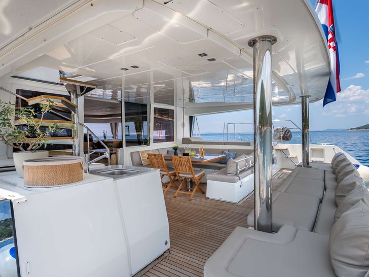 COOL BREEZE Lagoon 560 - aft deck and cockpit dining area COOL BREEZE Lagoon 560 - aft deck and cockpit dining area