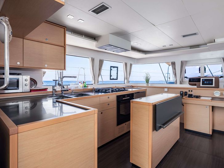 COOL BREEZE Lagoon 560 - galley COOL BREEZE Lagoon 560 - galley