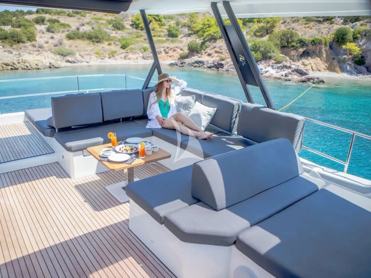 CORE Fountaine Pajot Power 67 - flybridge seating CORE Fountaine Pajot Power 67 - flybridge seating