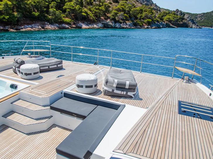 CORE Fountaine Pajot Power 67 - foredeck CORE Fountaine Pajot Power 67 - foredeck