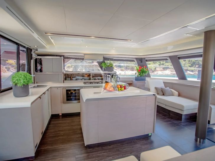 CORE Fountaine Pajot Power 67 - galley CORE Fountaine Pajot Power 67 - galley