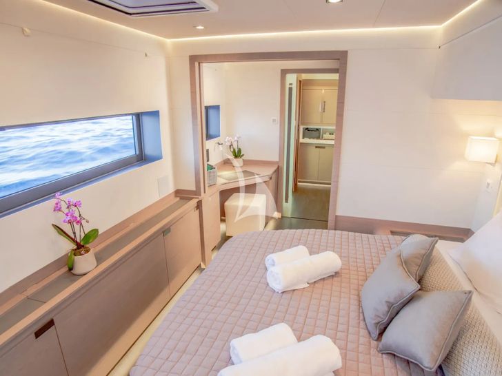 CORE Fountaine Pajot Power 67 - master cabin bed and bathroom CORE Fountaine Pajot Power 67 - master cabin bed and bathroom