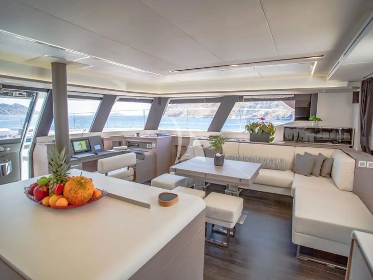 CORE Fountaine Pajot Power 67 - saloon CORE Fountaine Pajot Power 67 - saloon