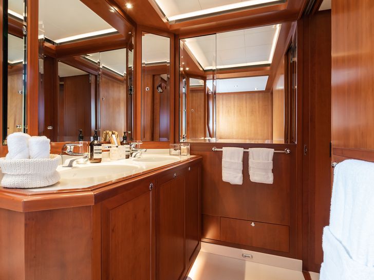 CORNELIA RMK Marine 34m - VIP cabin 1 bathroom CORNELIA RMK Marine 34m - VIP cabin 1 bathroom