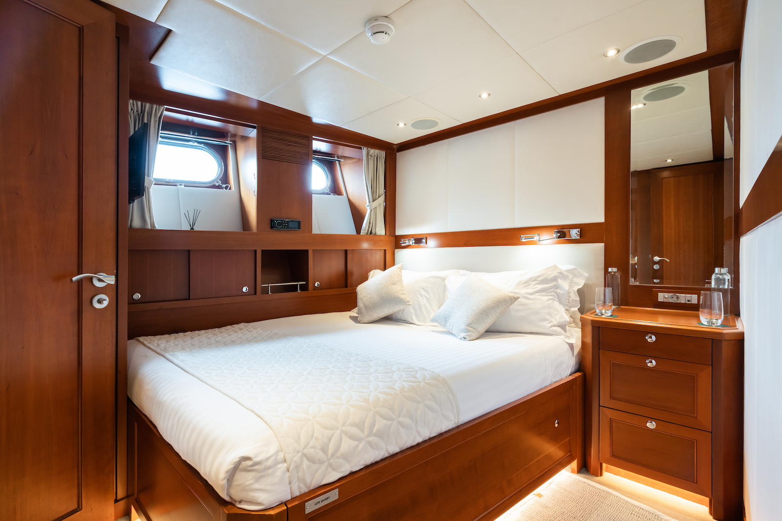 Charter Yacht CORNELIA - RMK Marine 34m - 4 Cabins - Cannes - Monaco - St Tropez - Nice - Antibes - the French Riviera