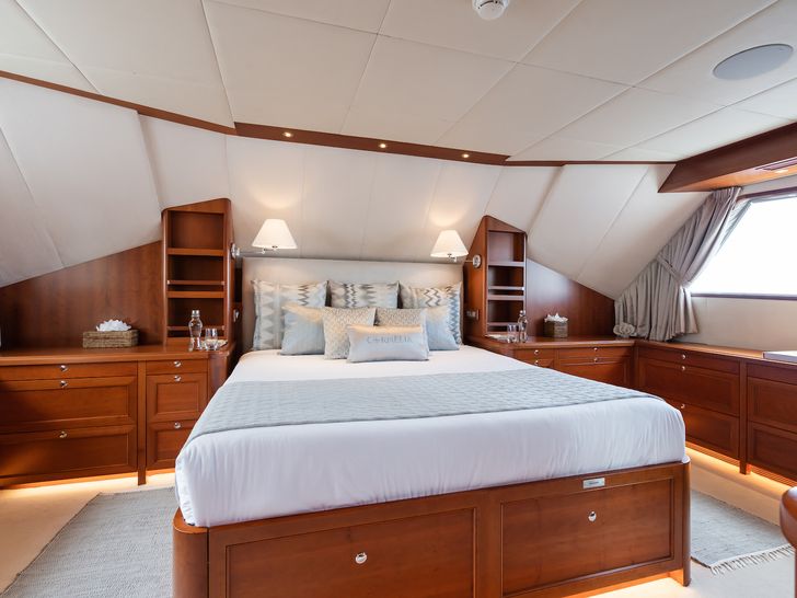 CORNELIA RMK Marine 34m - master cabin bed CORNELIA RMK Marine 34m - master cabin bed