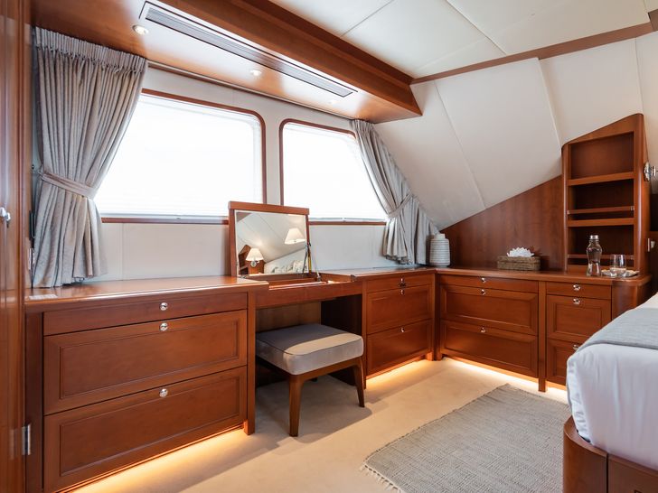 CORNELIA RMK Marine 34m - master cabin vanity CORNELIA RMK Marine 34m - master cabin vanity