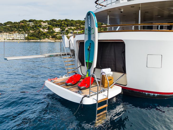 CORNELIA RMK Marine 34m - swim platform CORNELIA RMK Marine 34m - swim platform