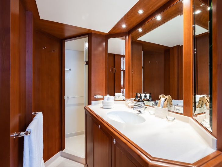 CORNELIA RMK Marine 34m - twin cabin 1 bathroom CORNELIA RMK Marine 34m - twin cabin 1 bathroom