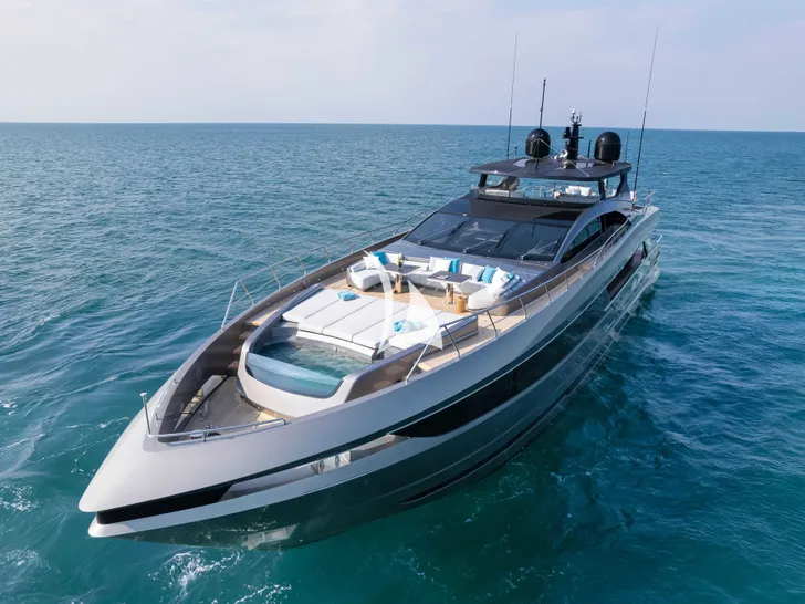 CRAZY TOO Mangusta 109 Bow Jacuzzi CRAZY TOO Mangusta 109 Bow Jacuzzi