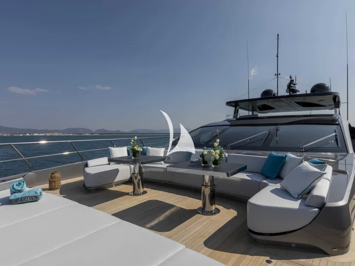 CRAZY TOO Mangusta 109 Foredeck CRAZY TOO Mangusta 109 Foredeck