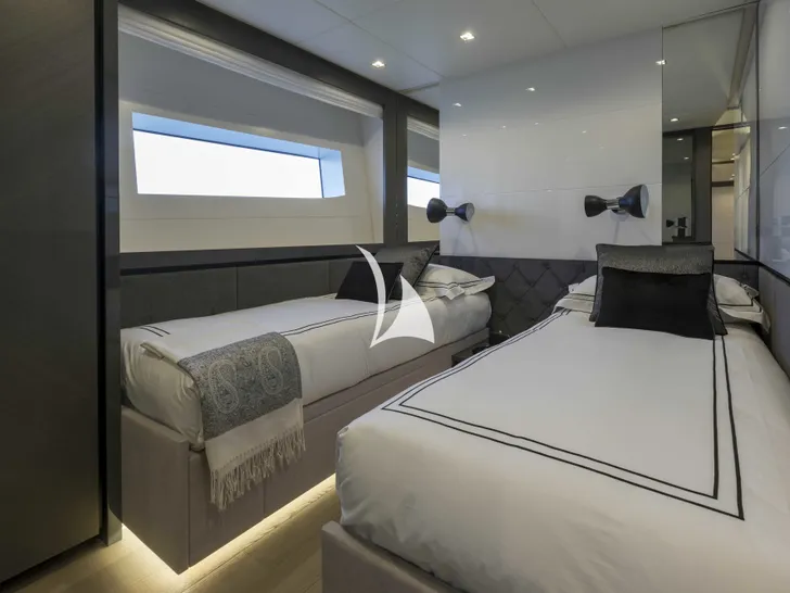 CRAZY TOO Mangusta 109 Twin Cabin CRAZY TOO Mangusta 109 Twin Cabin