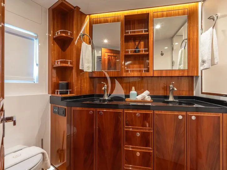CRAZY LOVE Hudson HH88 - VIP cabin 1 bathroom CRAZY LOVE Hudson HH88 - VIP cabin 1 bathroom