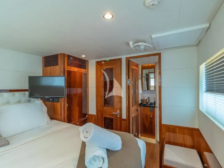 CRAZY LOVE Hudson HH88 - VIP cabin 2 bed and TV CRAZY LOVE Hudson HH88 - VIP cabin 2 bed and TV