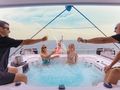 CRAZY LOVE Hudson HH88 - guests enjoying the jacuzzi CRAZY LOVE Hudson HH88 - guests enjoying the jacuzzi