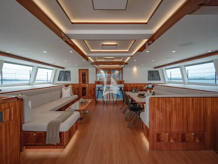 CRAZY LOVE Hudson HH88 - main saloon CRAZY LOVE Hudson HH88 - main saloon