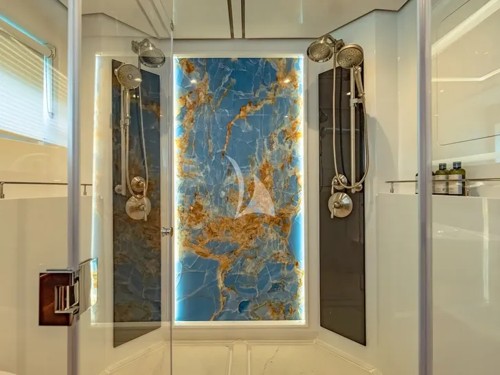 CRAZY LOVE Hudson HH88 - master cabin bathroom CRAZY LOVE Hudson HH88 - master cabin bathroom