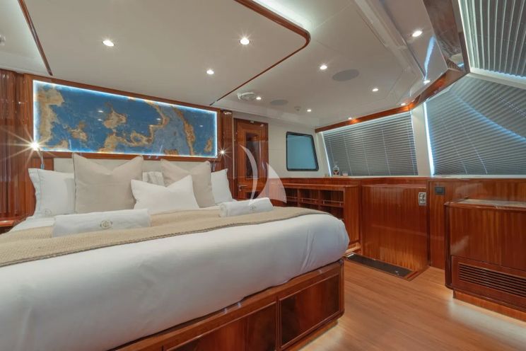 Charter Yacht CRAZY LOVE - Hudson HH88 - 5 Cabins - Papeete - Raiatea - Tahiti - French Polynesia