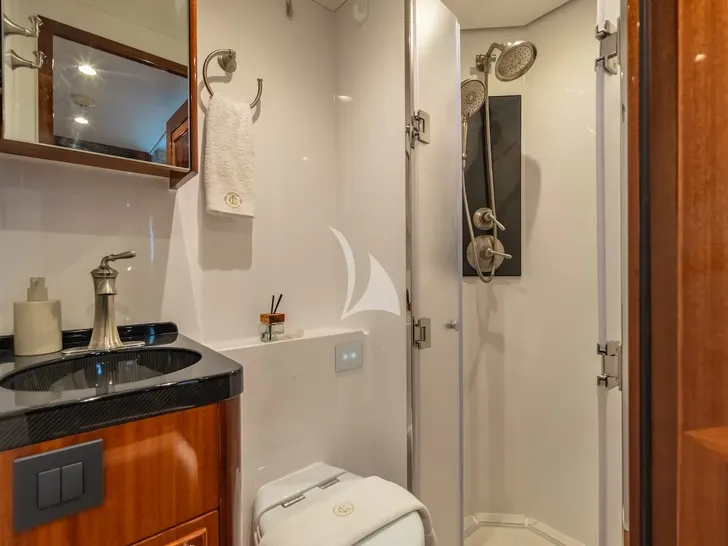 CRAZY LOVE Hudson HH88 - twin cabin bathroom CRAZY LOVE Hudson HH88 - twin cabin bathroom
