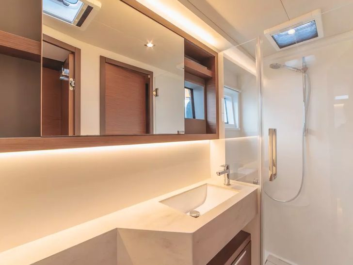 CRODA ROSSA Lagoon 50 - cabin 1 bathroom CRODA ROSSA Lagoon 50 - cabin 1 bathroom