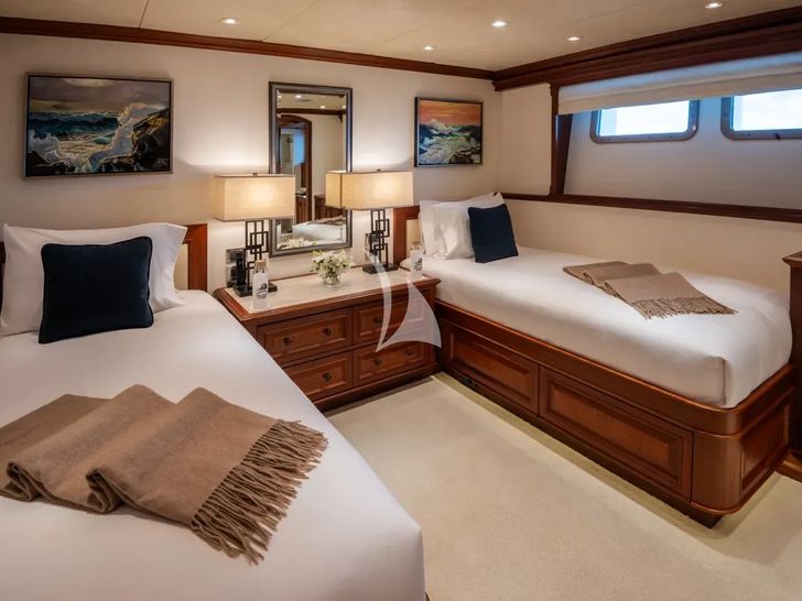 CROSSED SABRE Burger 144 twin cabin 2 CROSSED SABRE Burger 144 twin cabin 2