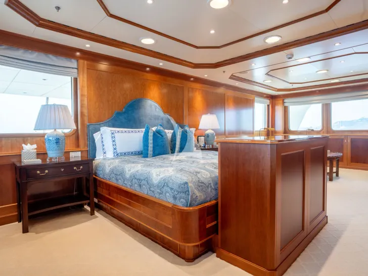 CUPANI Royal Denship 63m - master cabin bed CUPANI Royal Denship 63m - master cabin bed